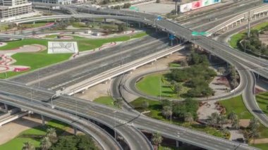 Dubai Marina 'daki hava manzarası. Büyük otoyol kavşağı zaman dilimi ve çevresindeki gökdelenler, BAE