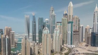 Dubai Marina 'nın gökdelenleri Sheikh Zayed Yolu' nun kesiştiği yerde tüm gün boyunca en yüksek konutlu binalar var.