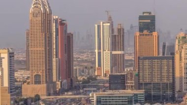 Dubai 'deki Şeyh Zayed Yolu' nun hava görüntüsü. İnternet şehri zaman ayarlı.