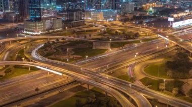 Dubai Marina 'daki hava manzaralı büyük karayolu kavşağı gece zaman kavşağı ve çevresindeki gökdelenler, BAE