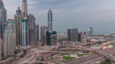 Dubai Marina karayolu kavşağı spagetti kavşağı günden geceye zaman kavşağı
