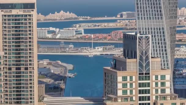Paseo marítimo y canal en Dubai Marina con rascacielos de lujo alrededor timelapse, Emiratos Árabes Unidos — Vídeos de Stock