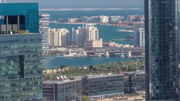 Edificios de oficinas en Dubai Ciudad de Internet y Media City barrio timelapse aéreo — Vídeos de Stock