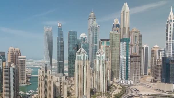 Mrakodrapy Dubai Marina poblíž křižovatky na Sheikh Zayed Road s nejvyšší obytné budovy po celý den timelapse — Stock video