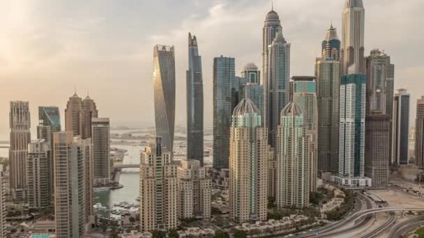 Dubai Marina skrzyżowanie autostrady spaghetti skrzyżowanie wieczorem timelapse — Wideo stockowe