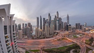 Dubai Marina karayolu kavşağı spagetti kavşağı günden geceye zaman kavşağı