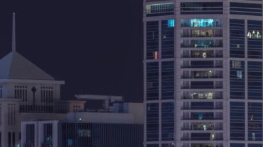 Gece geç saatlerde binanın dış tarafındaki pencereler zaman ayarlı olarak iç aydınlatmalı.