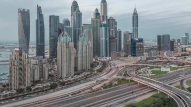 Dubai Marina karayolu kavşağı spagetti kavşağı günden geceye zaman kavşağı