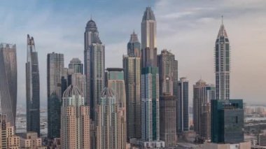 Şeyh Zayed Yolu yakınlarındaki Dubai Marina 'nın gökdelenleri sabah saatlerinde en yüksek konutlu binalar.