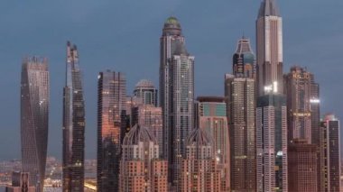 Dubai Marina 'nın gökdelenleri Sheikh Zayed Yolu' nun kesiştiği yerde gece gündüz en yüksek konut binaları var.