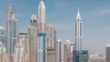 Dubai Marina 'nın gökdelenleri Sheikh Zayed Yolu' nun kesiştiği yerde tüm gün boyunca en yüksek konutlu binalar var.