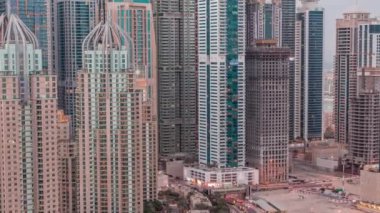 Dubai Marina 'nın gökdelenleri Sheikh Zayed Yolu' ndaki kavşağın yakınında. Günbegün en yüksek konut binaları, gece gündüz.