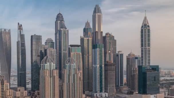 Небоскрёбы Dubai Marina рядом с Sheikh Zayed Road с высочайшими жилыми зданиями утром Timelapse — стоковое видео