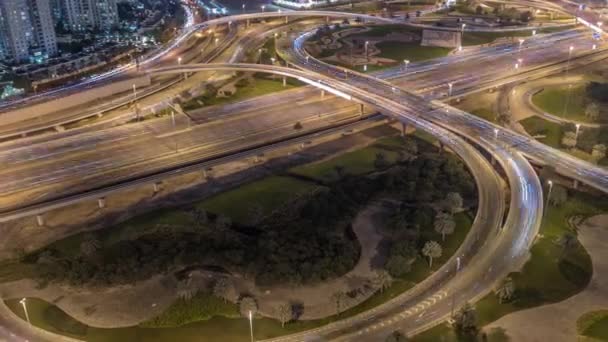 Flygfoto över Dubai Marina med stor motorväg korsning natten timelapse och skyskrapor runt, Förenade Arabemiraten — Stockvideo