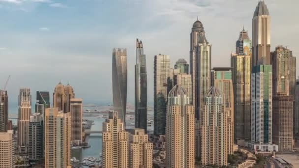 Rascacielos de Dubai Marina cerca de Sheikh Zayed Road con edificios residenciales más altos mañana timelapse — Vídeos de Stock