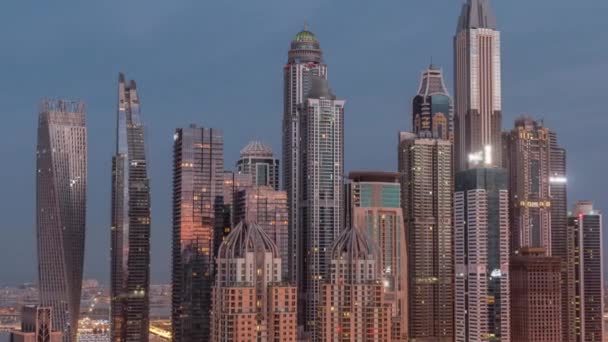 Wolkenkratzer des Jachthafens von Dubai in der Nähe der Kreuzung an der Sheikh Zayed Road mit den höchsten Wohngebäuden im Zeitraffer von Nacht zu Tag — Stockvideo