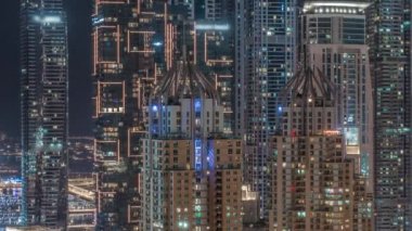 Dubai Marina 'nın gökdelenleri tüm gece boyunca en yüksek konutlu binalar.