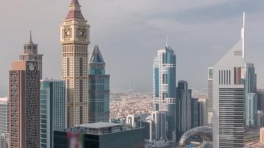 Sheikh Zayed Yolu 'ndaki gökdelenler ve Dubai, BAE' deki DIFC zaman çizelgesi..