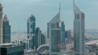 Sheikh Zayed Yolu 'ndaki gökdelenler ve Dubai, BAE' deki DIFC gününden geceye zaman çizelgeleri..