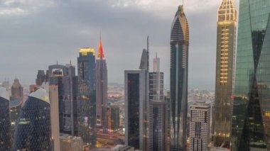 Dubai 'nin finans merkezi. Lüks gökdelenleri her gün, her gece, Dubai, Birleşik Arap Emirlikleri.