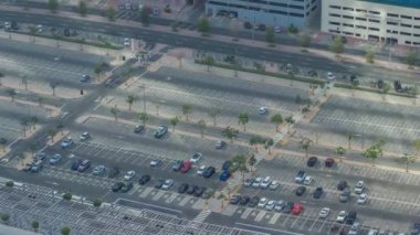 Alışveriş merkezinin yakınındaki büyük otopark çok sayıda araba tarafından dolduruldu.