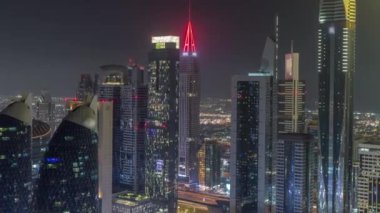 Dubai 'nin finans merkezi lüks gökdelenleri ile gece saatleri, Dubai, Birleşik Arap Emirlikleri