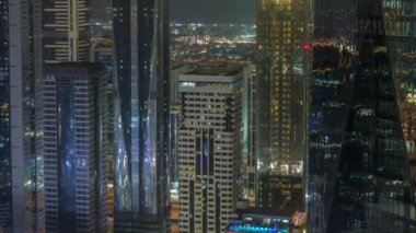 Dubai 'nin finans merkezi lüks gökdelenleri ile gece saatleri, Dubai, Birleşik Arap Emirlikleri