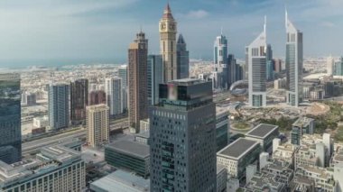 Sheikh Zayed karayolu zaman çizelgesinde Dubai 'deki finans merkezindeki fütüristik gökdelenlerin panoraması