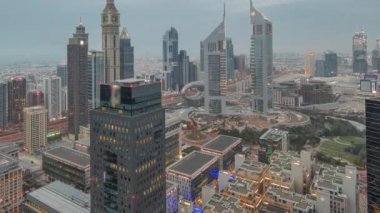 Gün batımından sonra Dubai 'deki finans merkezindeki fütüristik gökdelenlerin panoraması.