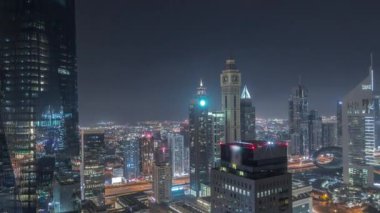 Dubai 'deki finans bölgesi iş merkezindeki fütüristik gökdelenlerin panoraması.