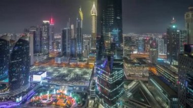 Dubai 'deki finans bölgesi iş merkezindeki fütüristik gökdelenlerin panoraması.