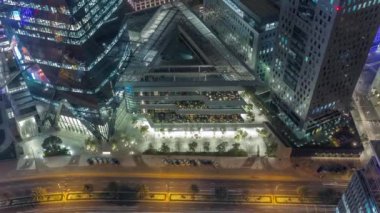 Ofis kulesi Dubai Uluslararası Finans Merkezi 'nde gece vardiyasında.