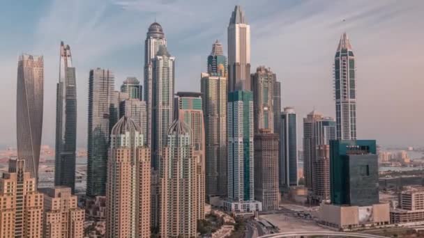 Şeyh Zayed Yolu yakınlarındaki Dubai Marina 'nın gökdelenleri sabah saatlerinde en yüksek konutlu binalar. — Stok video