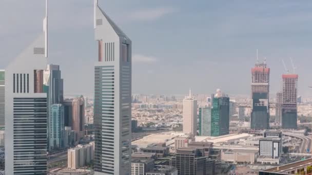 A vista sobre as torres da Emirates e a cronologia aérea da estrada do Sheikh Zayed — Vídeo de Stock