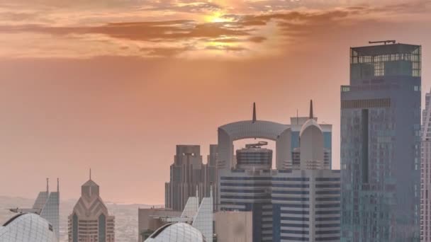 Tramonto sul centro finanziario della città di Dubai con timelapse grattacieli di lusso, Dubai, Emirati Arabi Uniti — Video Stock