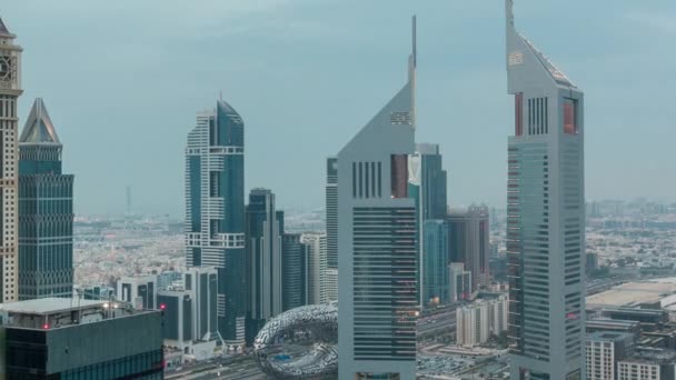 Rascacielos en Sheikh Zayed Road y DIFC día a noche timelapse en Dubai, EAU. — Vídeo de stock