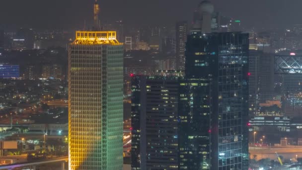 Flygfoto över skyskrapor med World Trade Center i Dubai natt timelapse. — Stockvideo