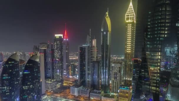 Pusat keuangan Dubai City dengan gedung-gedung pencakar langit mewah malam timelapse, Dubai, Uni Emirat Arab — Stok Video