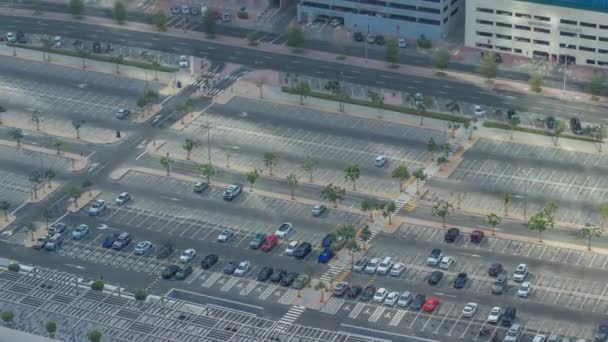 Duży parking w pobliżu centrum handlowego zatłoczone przez wiele samochodów timelapse widok z lotu ptaka — Wideo stockowe