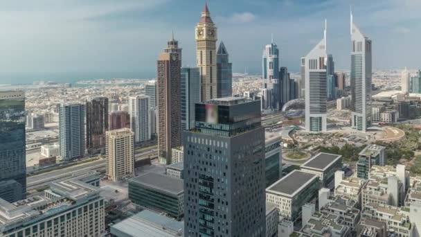 Panorama futuristischer Wolkenkratzer im Geschäftszentrum des Finanzdistrikts in Dubai an der Sheikh Zayed Road im Zeitraffer — Stockvideo