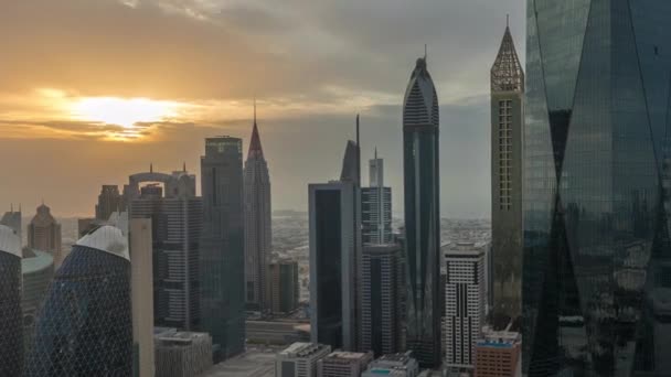 Zonsondergang boven financieel centrum van Dubai stad met luxe wolkenkrabbers timelapse, Dubai, Verenigde Arabische Emiraten — Stockvideo