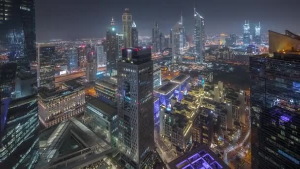 Dubai 'deki finans bölgesi iş merkezindeki fütüristik gökdelenlerin panoraması. — Stok video