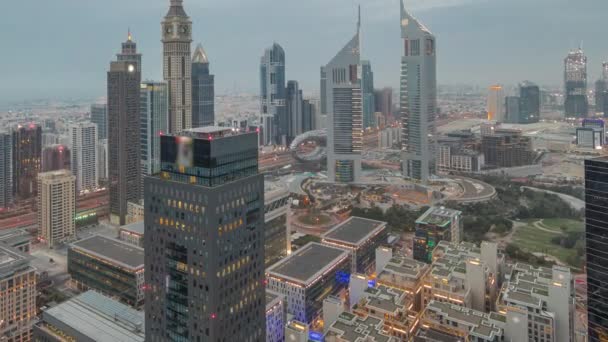 Panorama van futuristische wolkenkrabbers na zonsondergang in financieel district business center in Dubai dag tot nacht timelapse — Stockvideo