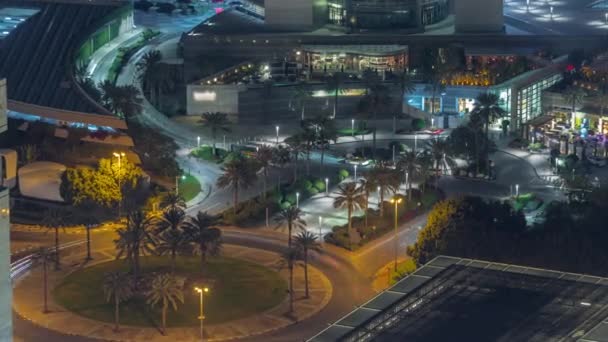 Luftaufnahme einer Kreisstraße im Finanzviertel von Dubai von oben Zeitraffer in der Nacht. — Stockvideo