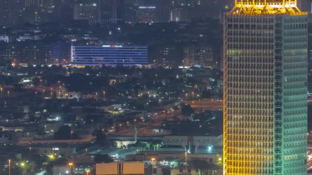 Vista aérea de rascacielos con World Trade Center en Dubai noche timelapse. — Vídeos de Stock
