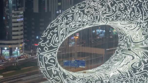 Dubai museum van toekomstig exterieur ontwerp antenne nacht timelapse. — Stockvideo