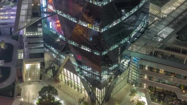 Torre de oficinas ubicada en el timelapse nocturno del Centro Financiero Internacional de Dubai — Vídeo de stock