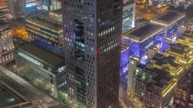 Ofis kulesi Dubai Uluslararası Finans Merkezi 'nde gece vardiyasında.