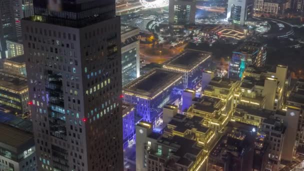 Tour de bureaux située dans la nuit du Centre financier international de Dubaï — Video