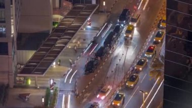 Meşgul Şeyh Zayed, Dubai şehrinde gece hava trafiği. Birleşik Arap Emirlikleri.